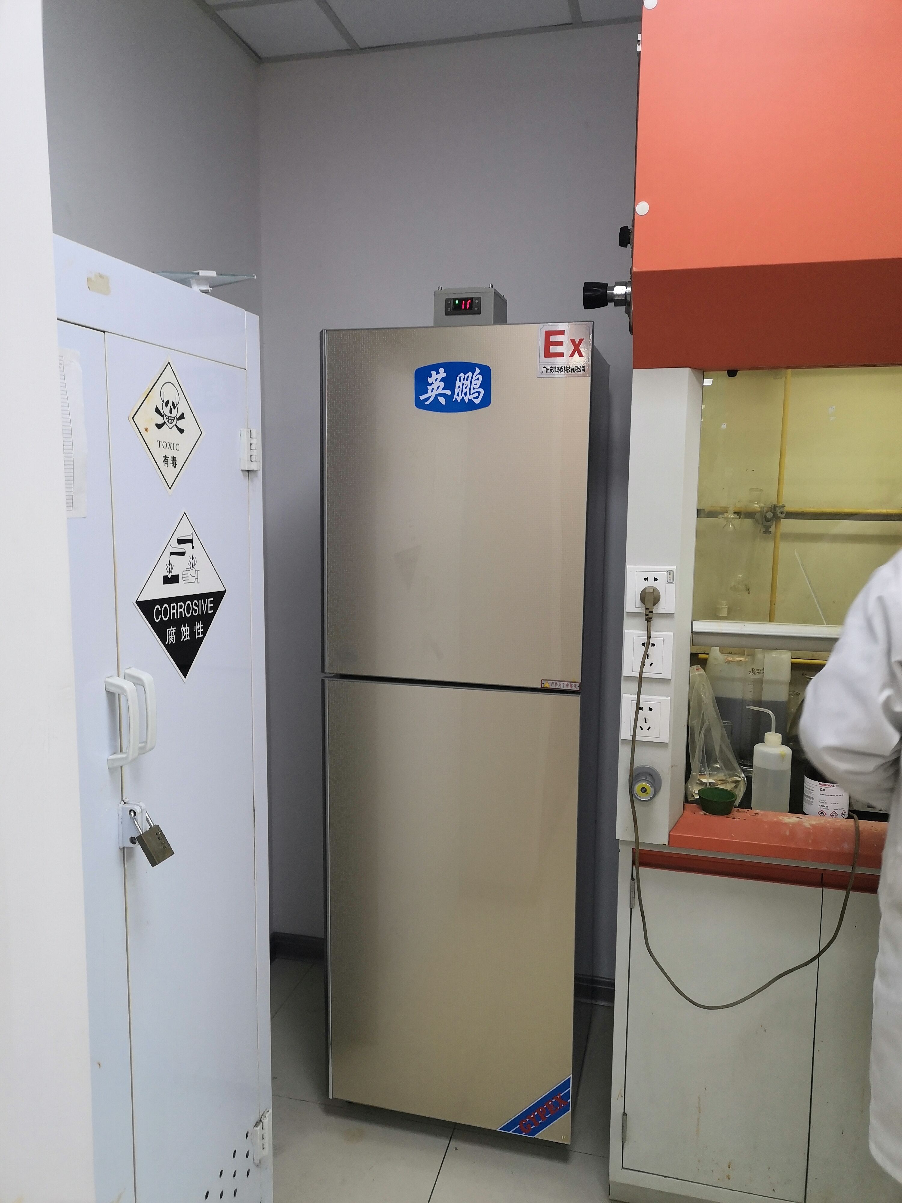 北京师范大学与英鹏采购5台双门双温防爆冰箱 - 广州利勃机电股份有限
